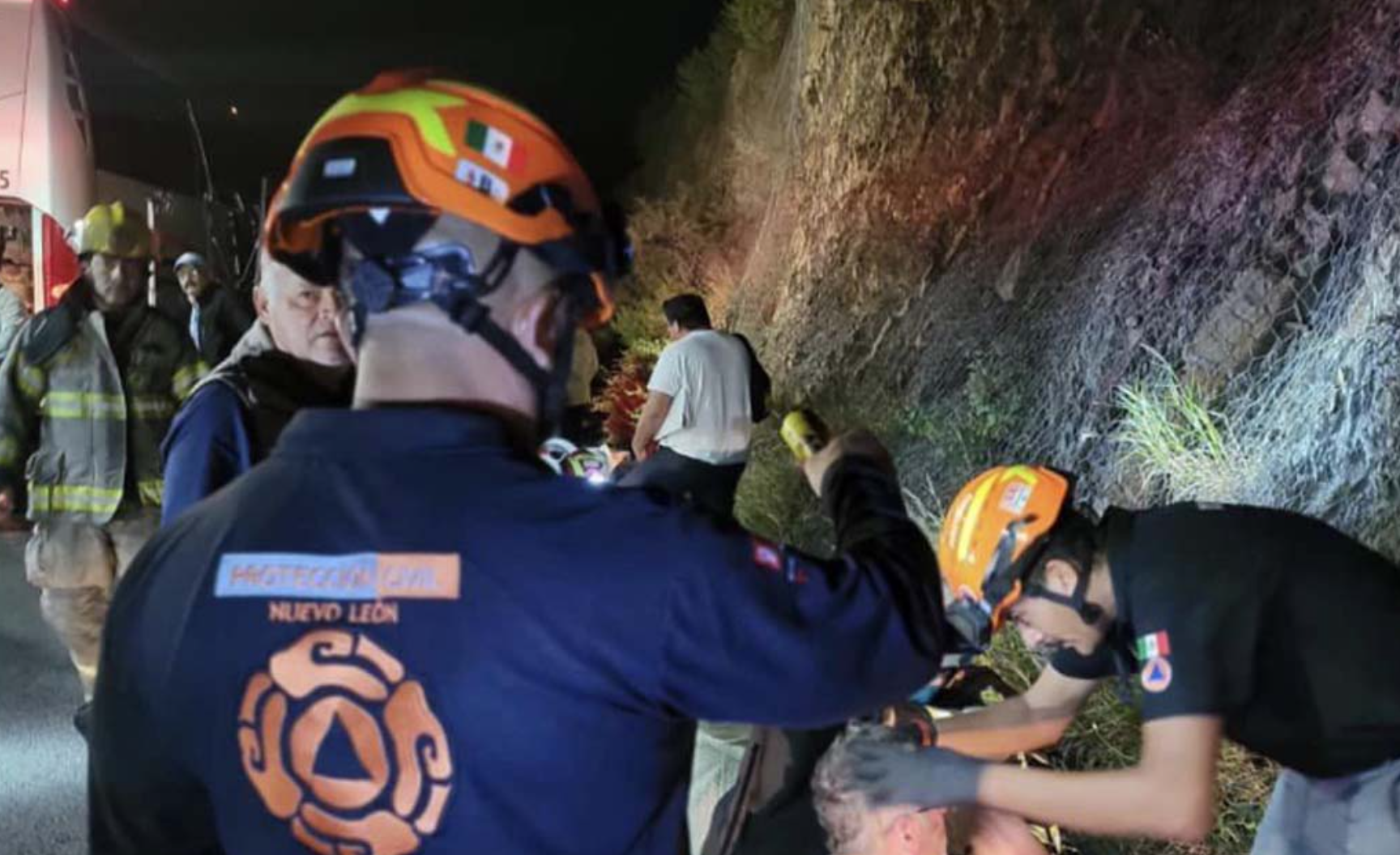 Choque de autobús deja 21 lesionados en Nuevo León